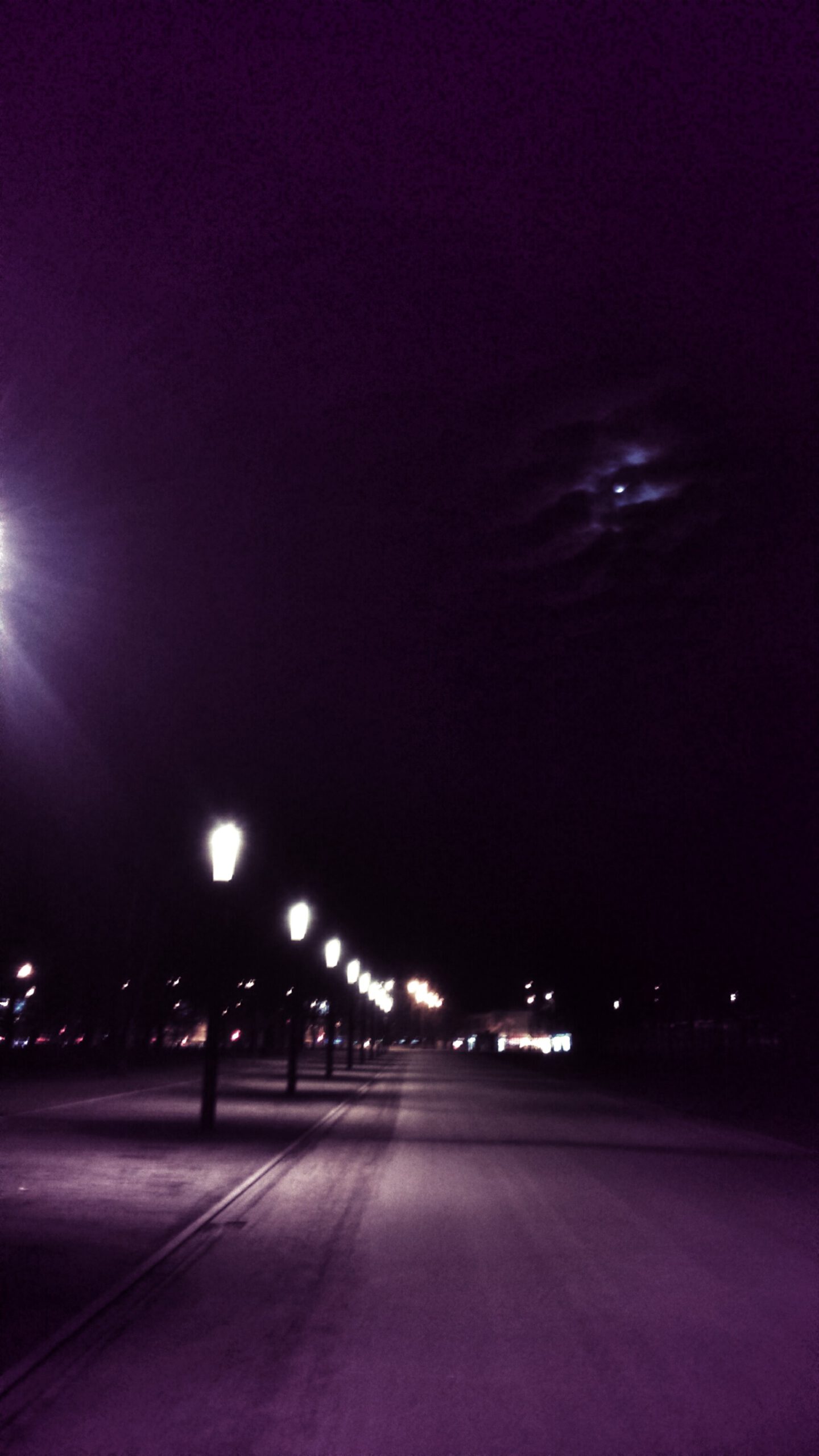 Oświetlenie ulicy. Droga w nocy.